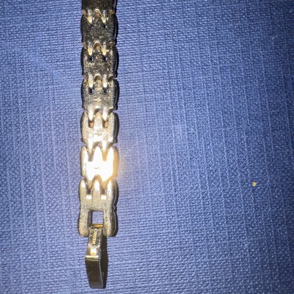 Citizen Women 3220-326342 Gold Tone Quartz Analog Needs Battery - Picture 4 of 5